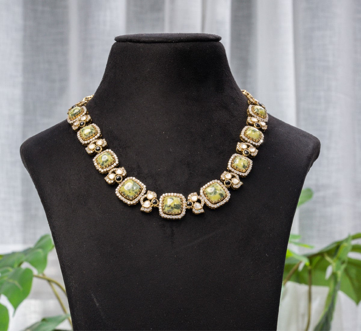 Olive Royale Cabochon Necklace with Earrings