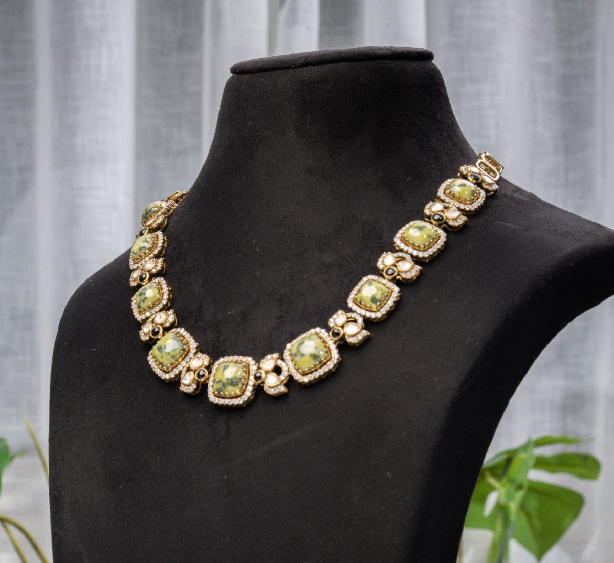 Olive Royale Cabochon Necklace with Earrings